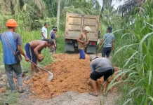 Puluhan Tahun Tak Tersentuh, Warga Subulussalam Swadaya Perbaiki Jalan Rusak