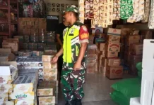 Turun Kewilayah 3T, Babinsa Cek Stok dan Harga Sembako di Singkil