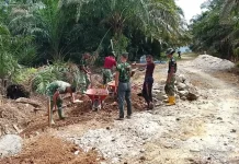 Personel Kodim 0118/Subulussalam Kebut Penyelesaian Jembatan Garuda