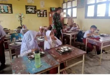 Babinsa di Singkil Dampingi Pendistribusian MBG