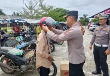 Sosialisasi Keselamatan Lalu Lintas, Kapolres Aceh Singkil Bagi Helm dan Bendera
