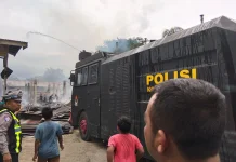 Brimob Bantu Warga Padamkan Tiga Rumah Terbakar di Subulussalam