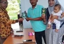 KUA Singkil Utara Serahkan Duplikat Buku Nikah kepada Pasangan Suami Istri