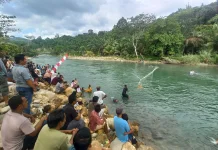 Ratusan Warga Antusias Nonton Aksi Menjala Ikan di Sungai Sikelang Subulussalam