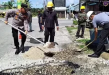 Gandeng Perusahaan Dishub Tambal Jalan Berlubang di Aceh Singkil