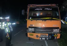 Pemotor Tewas Tabrak Truck di Jalan Lintas Singkil-Subulussalam, Polisi Olah TKP