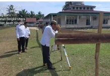 Pastikan Akurat, Petugas Gabungan Ukur Arah Kiblat Masjid At-Taqwa Singkil