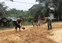 TNI dan Warga Sintuban Makmur Bersatu Padu Membangun Desa di Pelosok Singkil