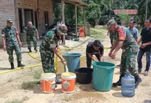 Kodim Aceh Selatan Distribusikan Air Bersih Atasi Bencana Kekeringan