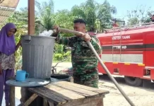 Atasi Kelangkaan Air Bersih, Prajurit Kodim Blusukan Masuk Kampung Bawa Air