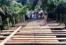 Akses Sekolah Terancam, Warga Sikelang Gotong Royong Perbaiki Jembatan