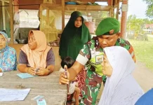 Babinsa di Singkil Dampingi Warga Akses Bantuan Melalui Aplikasi Perlinsos