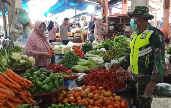 Cegah Penimbunan Barang Babinsa Awasi Sembako Pasar