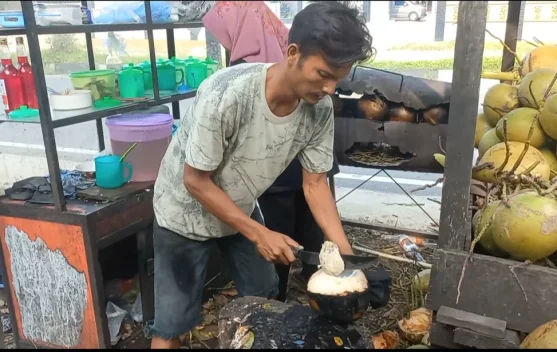 Menikmati Kelapa Bakar Rempah Subulussalam Tawarkan Sensasi Kehangatan Tubuh