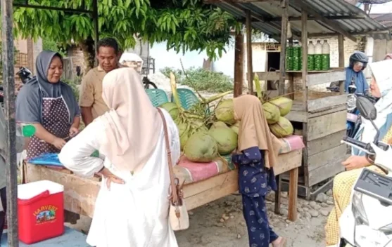 Pedagang Es Kelapa Muda di Singkil, Panen Rezeki Saat Ramadan Ramadan