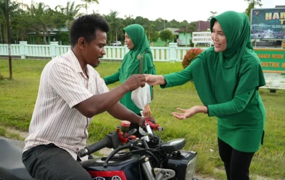 Persit Singkil Berbagi di Bulan Puasa