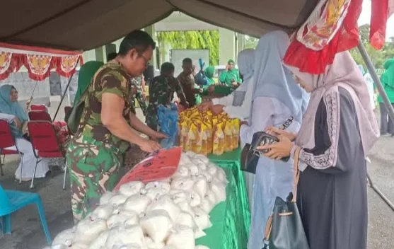 TNI Hadirkan Bazar Ramadan Ringankan Beban Warga Singkil Menjelang Lebaran