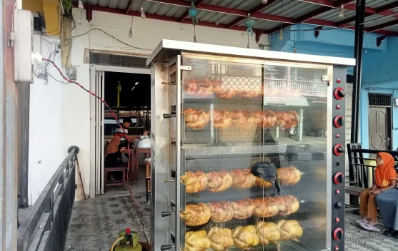 Kuliner Ayam Guling Laris Manis saat Ramadan