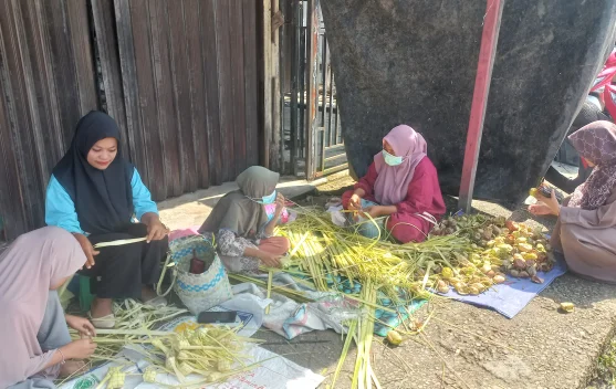 Kulit Ketupat Laris Manis jelang Idul Fitri di Pasar Subulussalam