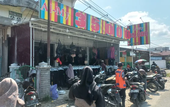 Warga Subulussalam Serbu Baju Lebaran