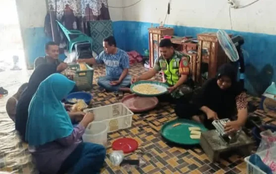 Babinsa Dukung UMKM Rumahan di Singkil