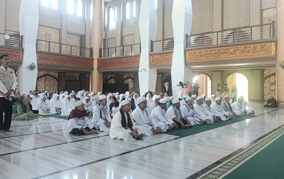 Isak Tangis Keluarga Sambut Kedatangan Puluhan Jemaah Haji Kota Subulussalam