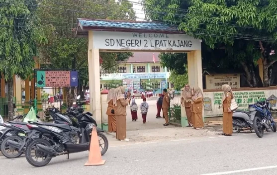 Hari Pertama Sekolah, Orang Tua Antusias Dampingi Anak