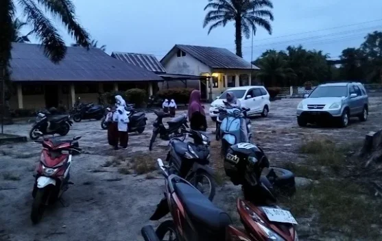 Hari Pertama Sekolah di Aceh Singkil, Orangtua Antar Anak Mulai Subuh