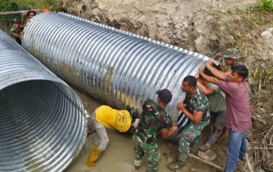 Prajurit TNI dan Warga Pasang Jembatan Aramco di Tanjung Mas