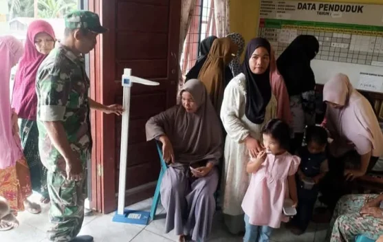 Dampingi Nakes, TNI Pantau Kesehatan Ibu dan Anak di Aceh Singkil