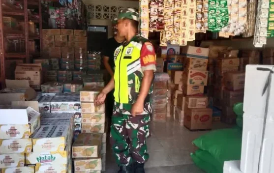 Turun Kewilayah 3T, Babinsa Cek Stok dan Harga Sembako di Singkil