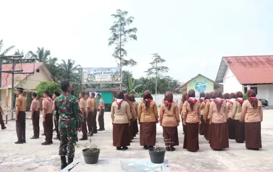 Babinsa di Subulussalam Latih Siswa PBB Melalui MPLS