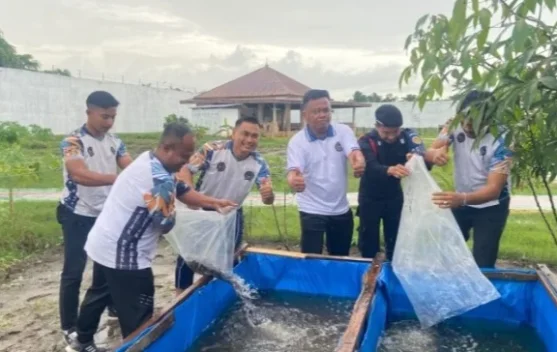 Dukung Ketahanan Pangan, Rutan Singkil Tebar Ribuan Bibit Ikan Lele