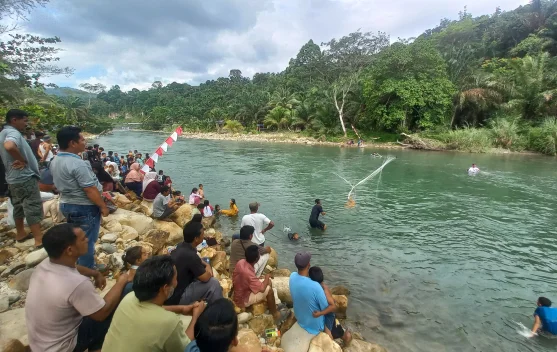 Ratusan Warga Antusias Nonton Aksi Menjala Ikan di Sungai Sikelang Subulussalam