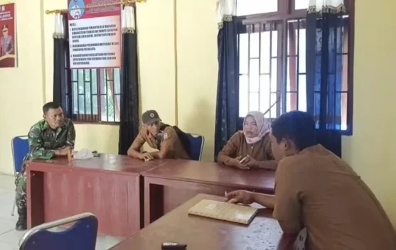 Kolaborasi Dengan Perangkat Desa, Babinsa Perkuat Akurasi Adminduk Warga