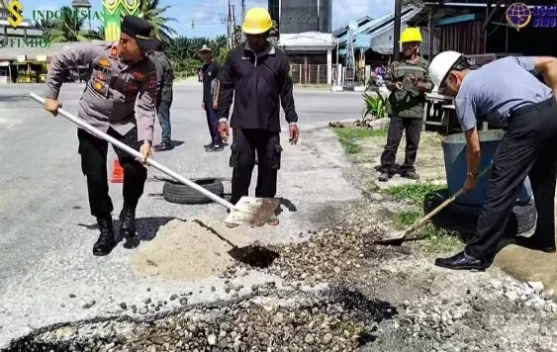 Gandeng Perusahaan Dishub Tambal Jalan Berlubang di Aceh Singkil