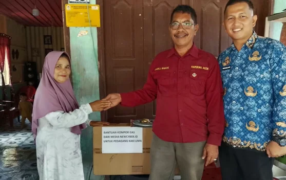 Newscyber.id Salurkan Bantuan Kompor Gas untuk Pelaku UMKM di Aceh Singkil
