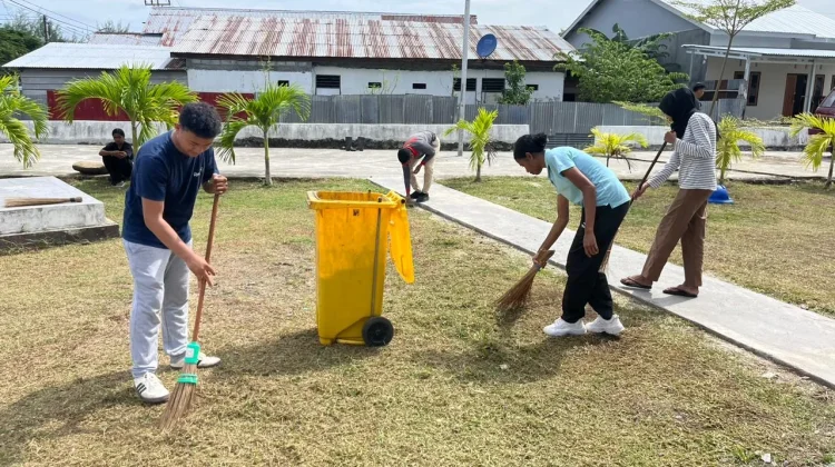 Petugas dan Warga Binaan Rutan Masohi Bersihkan Tempat Ibadah