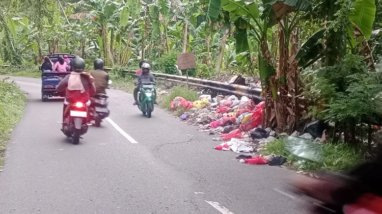 Papan Larangan Malakauseya Tak Dihiraukan, Sampah Masih Menumpuk