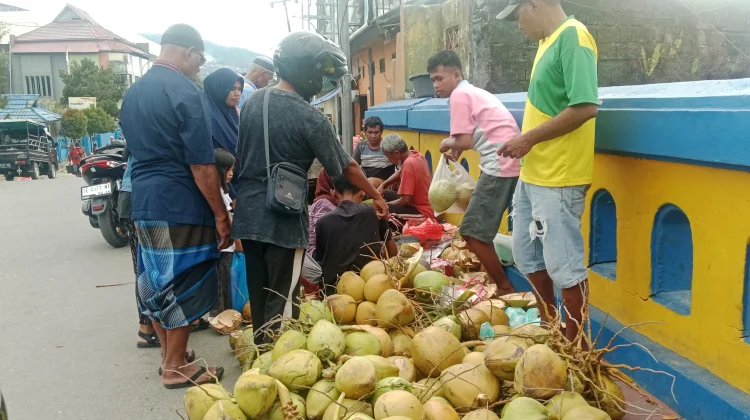 Hari Pertama Puasa, Kelapa Muda Jadi Incaran Pembeli