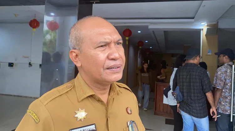 Minimalisir Risiko Kecelakaan, DLHP Ambon Pangkas Pohon Rawan
