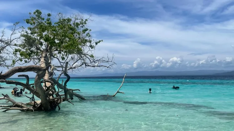Wisatawan Puji Keindahan Pantai Liang, Kebersihan Ditingkatkan