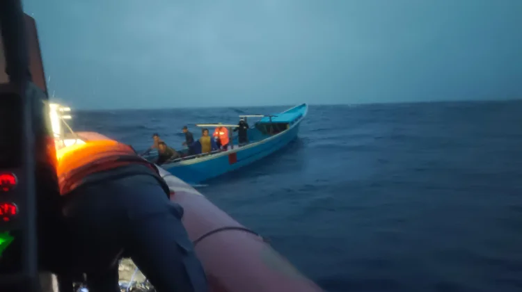 Enam Jam Terombang-Ambing, Penumpang Longboat Berhasil Diselamatkan