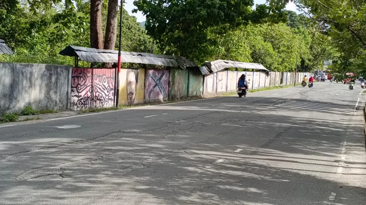 Jalan Leo Wattimena di Passo Rusak, Tak Kunjung Diperbaiki