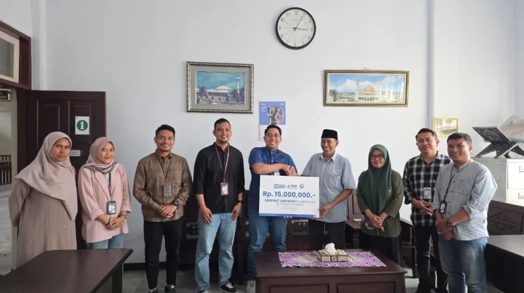 BRI Ambon Salurkan Amal Jariyah untuk Perbaikan Atap Masjid Raya Al-Fatah