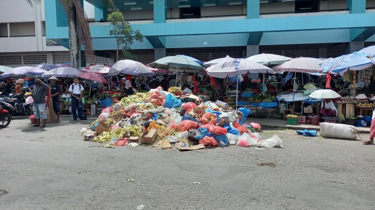 Sampah Menggunung Depan Gedung Pasar Mardika