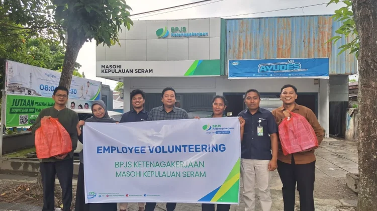 BPJS Ketenagakerjaan Masohi Bagikan Takjil Gratis