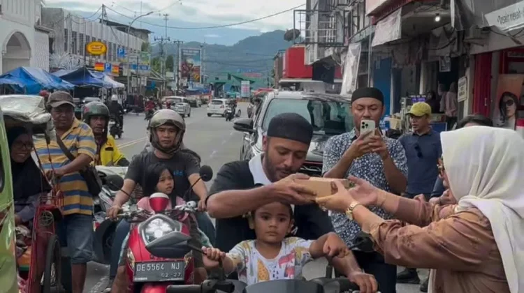 Wawali Ambon Borong Takjil depan Masjid Raya Al-Fatah