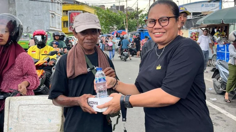Pengacara Kota Ambon Sentuh Warga dengan Berbagi Takjil