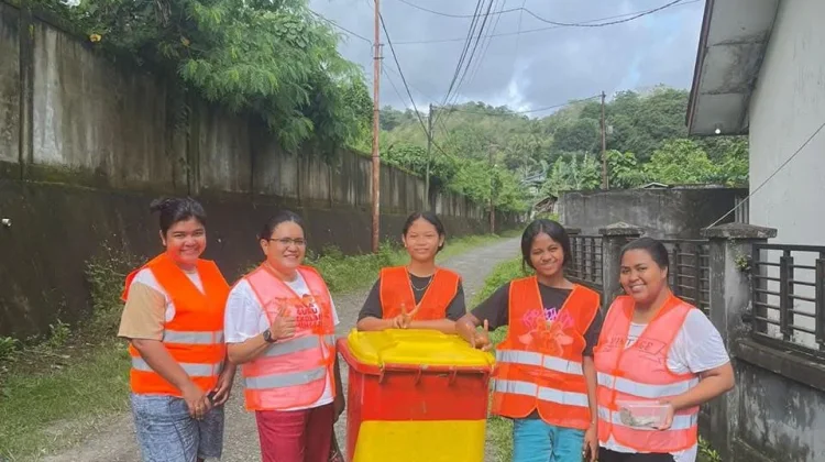 Pengasuh Anak SMTPI Sektor Bethlehem Ajarkan Anak Sekolah Minggu Pilah Sampah